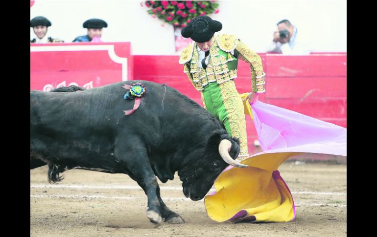 Joselito Adame confirmó su buen paso en Autlán. En la imagen torea en la Alberto Balderas de Autlán ayer. ESPECIAL /