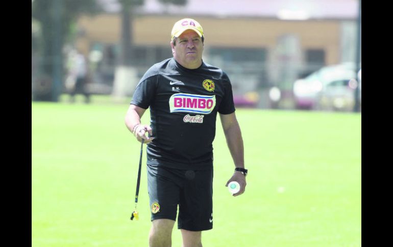 Luego de conseguir el pase al Mundial al frente del Tri, Miguel Herrera vuelve a la banca de las Águilas. MEXSPORT /