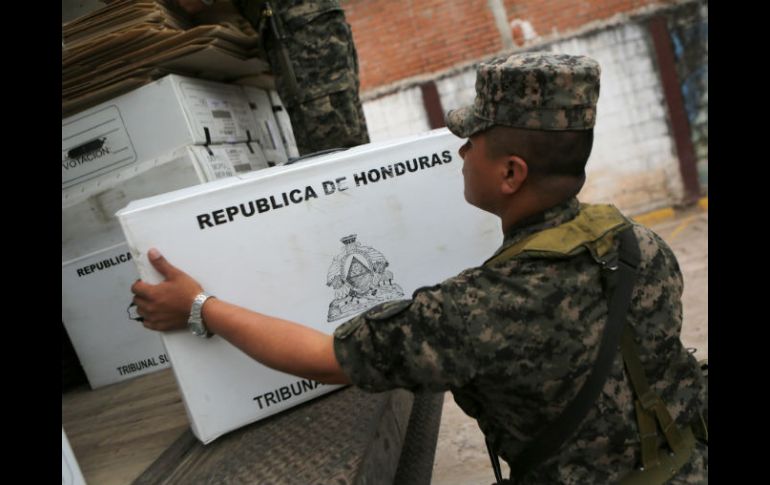 Un soldado hondureño descarga desde un camión una caja con las papeletas en Tegucigalpa. AFP /