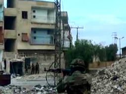 Un soldado leal a las fuerzas del régimen apuntando su arma durante combates con los rebeldes. AP /