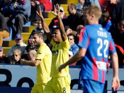 El delantero nigeriano del Villarreal, Ikechuwku Uche (c), celebra el gol marcado ante el Levante. EFE /