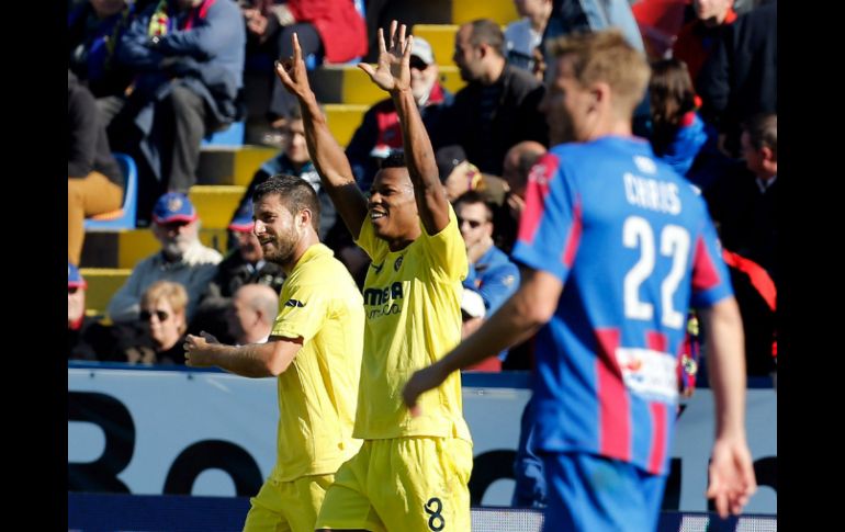 El delantero nigeriano del Villarreal, Ikechuwku Uche (c), celebra el gol marcado ante el Levante. EFE /