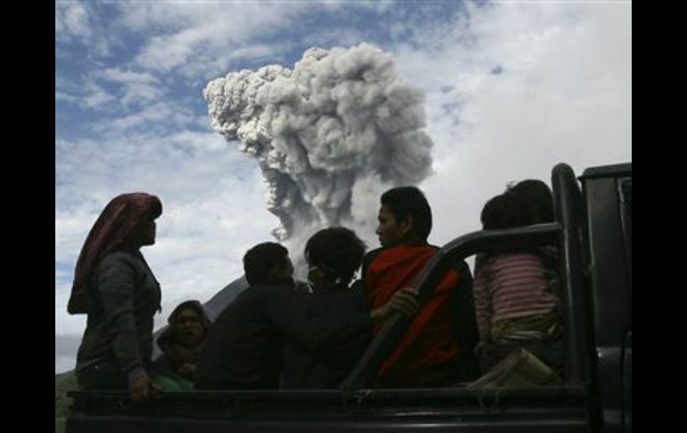 El incremento de la actividad de Sinabung comenzó el 17 de noviembre. ESPECIAL /