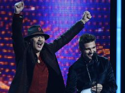 Los cantantes Carlos Santana (i) y Juanes durante los 14 Grammy Latino. EFE /