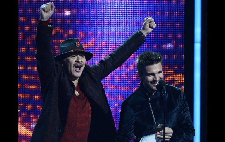 Los cantantes Carlos Santana (i) y Juanes durante los 14 Grammy Latino. EFE /