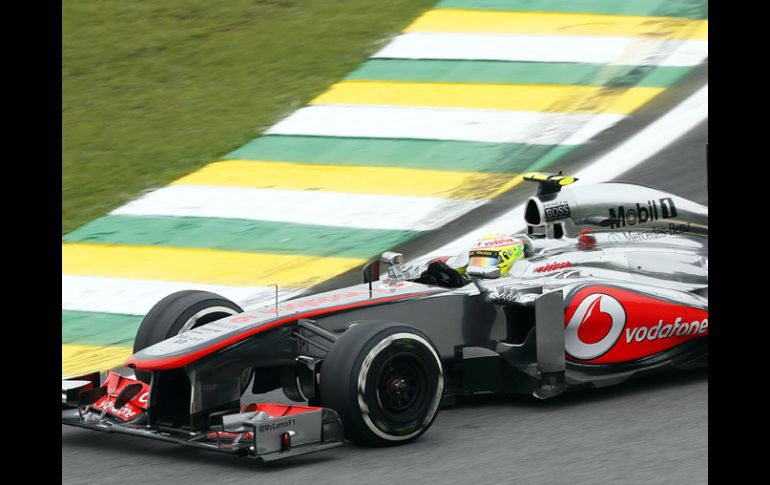 Sergio Pérez tuvo una buena despedida de McLaren. AP /