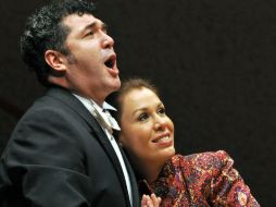 El tenor Luis Chapa, acompañado de la soprano Eugenia Garza. NTX /