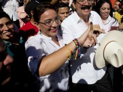 La candidata Xiomara Castro muestra su dedo luego de ejercer el voto. AP /