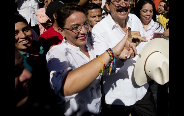 La candidata Xiomara Castro muestra su dedo luego de ejercer el voto. AP /