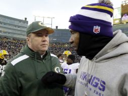 Los entrenadores Mike McCarthy (I) y Leslie Frazier se saludan luego de que sus equipos empataran en el emparrillado. AP /