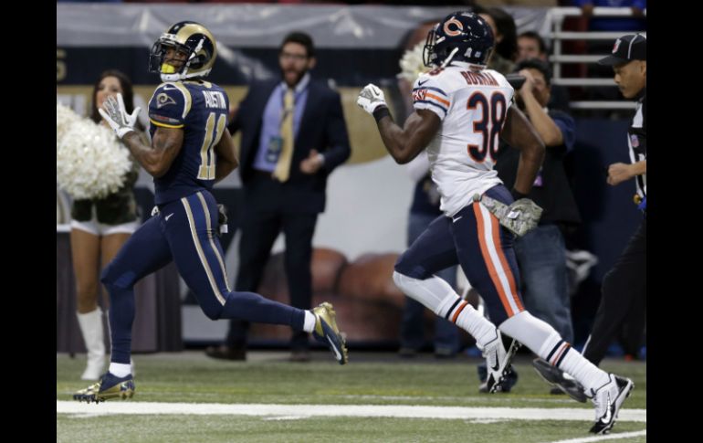 Tavon Austin (I) se escapó para marcar el inicio de la paliza de San Luis sobre Chicago. AP /