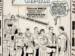 En la portada aparece Superman estrechando la mano de Clark Kent y le pregunta al lector: ¿Quién es el enmascarado misterioso?. ESPECIAL /