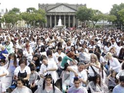 Plaza Liberación. MIL 257 estilistas se dieron cita en el primer cuadro de la ciudad para obtener la nueva marca.  /