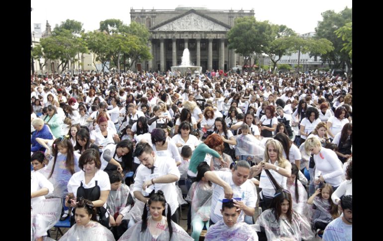 Plaza Liberación. MIL 257 estilistas se dieron cita en el primer cuadro de la ciudad para obtener la nueva marca.  /