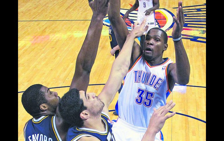 Kevin Durant es el alma del Thunder de Oklahoma, que sumó su cuarta victoria en fila. AP /