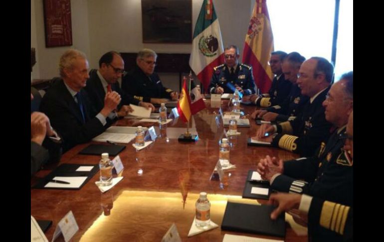 Morenes con Salvador Cienfuegos en Semar, es la primera visita de un ministro de Defensa español. FOTO: Twitter @Defensagob ESPECIAL /