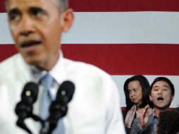 Obama (i) iniciaba su discurso cuando el estudiante indocumentado Ju Hong (d) lo interrumpió. AFP /