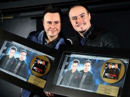 El dueto recibe disco de oro por las ventas de su álbum 'Otra vida'. NTX /