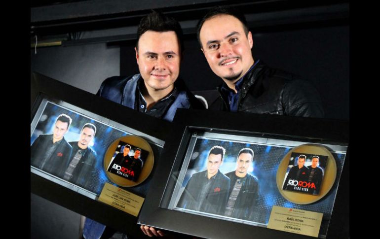 El dueto recibe disco de oro por las ventas de su álbum 'Otra vida'. NTX /