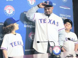 Prince Fielder se presentó frente a su nuevo equipo junto a sus hijos AP /