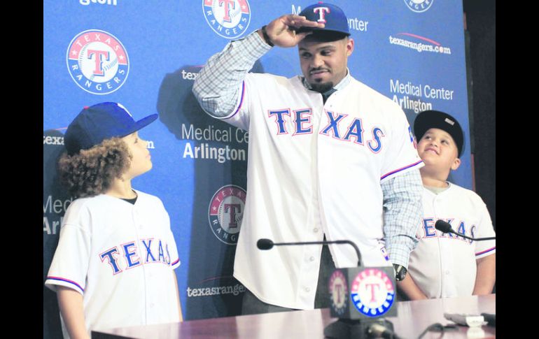 Prince Fielder se presentó frente a su nuevo equipo junto a sus hijos AP /