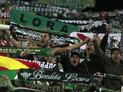 En el duelo entre Betis y Sevilla, la frustración de los aficionados se fue contra un sólo jugador. AP /