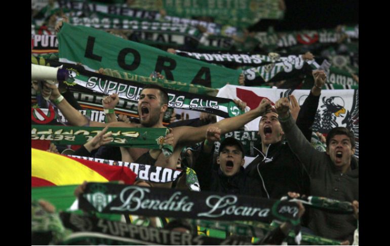 En el duelo entre Betis y Sevilla, la frustración de los aficionados se fue contra un sólo jugador. AP /