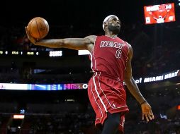 El calor de Miami continúa quemando en la NBA con LeBron como líder. AFP /