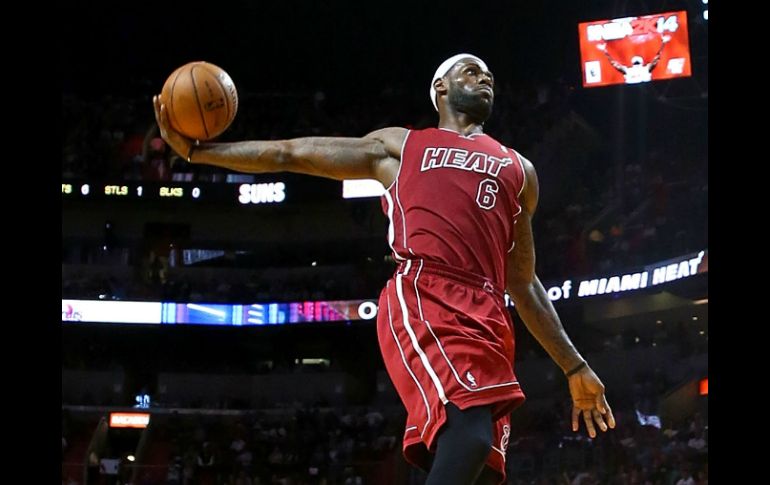 El calor de Miami continúa quemando en la NBA con LeBron como líder. AFP /