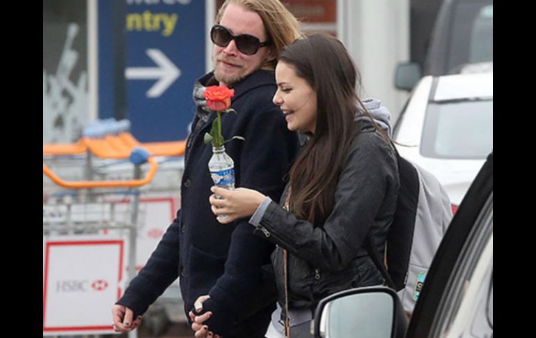 Apenas llegaron a la capital francesa, Macaulay buscó una rosa roja para regalarla a su acompañante. ESPECIAL /