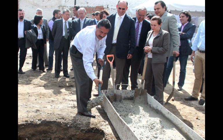 En la colocación de la primera piedra de estos desarrollos estuvo presente el presidente municipal de Guadalajara, Ramiro Hernández. ESPECIAL /