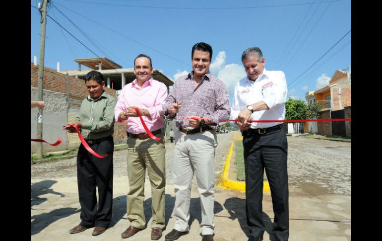 El gobernador acudió a inaugurar parte de las vialidades que se están rehabilitando en Prados Coyula, Pachanguillo y Lomas del Camichín ESPECIAL /