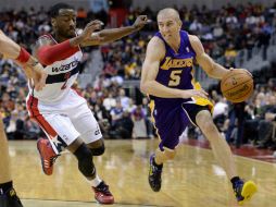 Steve Blake (d) de Los Ángeles Lakers disputa una bola con John Wall (i) de Washington Wizards durante un partido de la NBA. EFE /