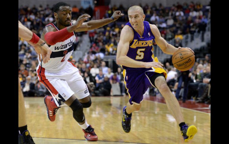 Steve Blake (d) de Los Ángeles Lakers disputa una bola con John Wall (i) de Washington Wizards durante un partido de la NBA. EFE /