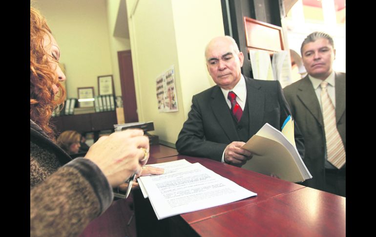 La solicitud. Integrantes de los grupos de comerciantes formales presentan las peticiones de juicio político en el Congreso del Estado.  /