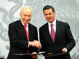 Peña Nieto y Shimon Peres firman ocho documentos con acuerdos de cooperación. SUN /