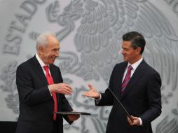 El presidente israelí, Shimon Peres y el Presidente Enrique Peña Nieto se dan la mano durante una ceremonia de firma en Los Pinos. AP /