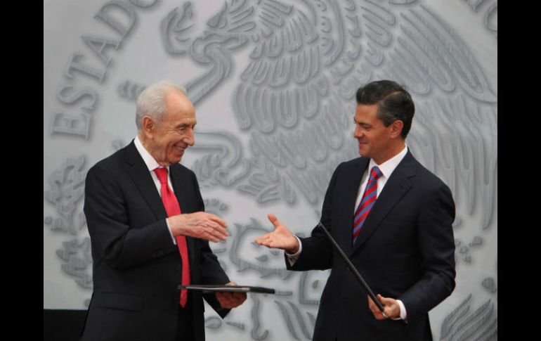 El presidente israelí, Shimon Peres y el Presidente Enrique Peña Nieto se dan la mano durante una ceremonia de firma en Los Pinos. AP /