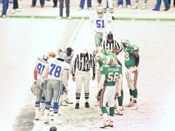 Juegos memorables. Imagen de 1993 cuando los Cowboys se enfrentaron a los Dolphins en un nevado Texas Stadium. AP /