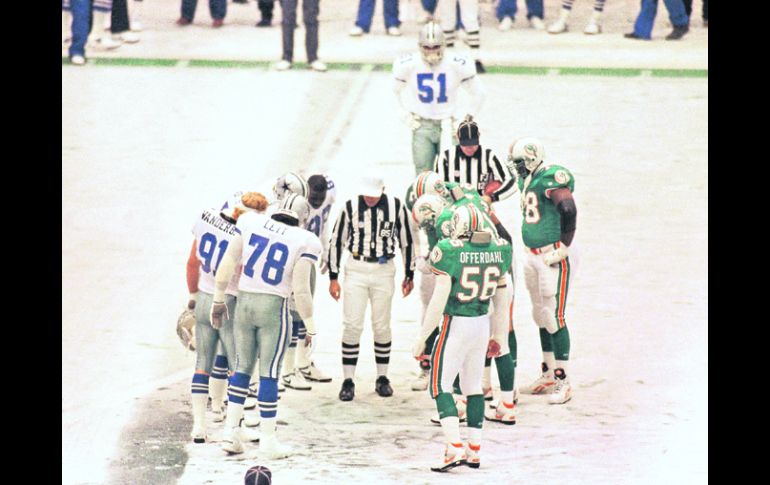 Juegos memorables. Imagen de 1993 cuando los Cowboys se enfrentaron a los Dolphins en un nevado Texas Stadium. AP /