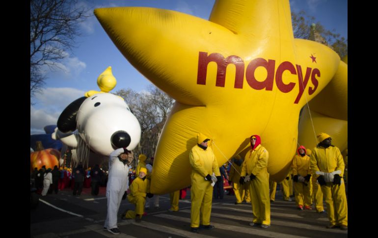 El desfile de la tienda Macy's atrae a multitudes cada año. AP /