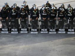 Policías antidisturbios, desplegados mientras activistas antigubernamentales protestan en el cuartel de la Policía de Tailandia. EFE /