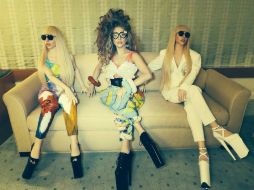 Lady Gaga publicó una imagen donde aparece con dos de las muñecas. TOMADA DE TWITTER @LADYGAGA. ESPECIAL /