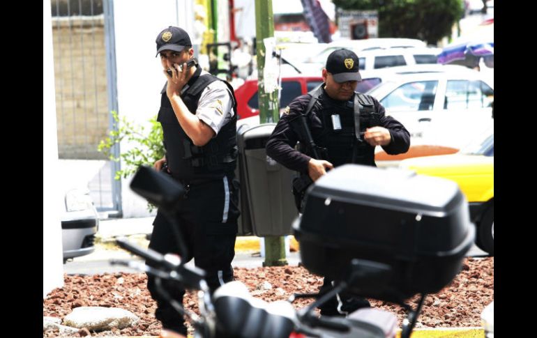 Al sitio arribó personal de la Fiscalía y de la Policía de Guadalajara para hacerse cargo del servicio. ARCHIVO /