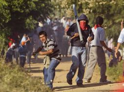 Maestros de la CNTE se enfrentan a padres y a profesores del SNTE para tomar dos escuelas en Oaxaca. SUN /