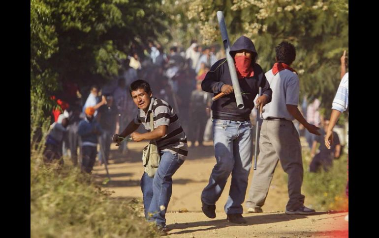 Maestros de la CNTE se enfrentan a padres y a profesores del SNTE para tomar dos escuelas en Oaxaca. SUN /