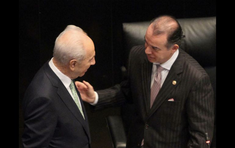 Shimon Peres, en su visita al Senado de la República, donde Raúl Cervantes Andrade le transmitió la solidaridad del pueblo mexicano. NTX /