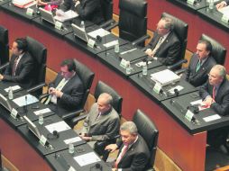 El coordinador de los senadores del PRI, Emilio Gamboa (segundo de la extrema derecha), en la sesión de ayer en la Cámara alta. NTX /