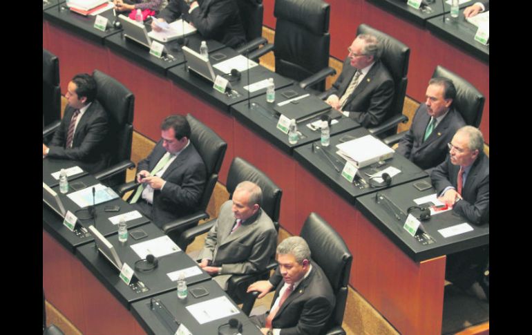 El coordinador de los senadores del PRI, Emilio Gamboa (segundo de la extrema derecha), en la sesión de ayer en la Cámara alta. NTX /