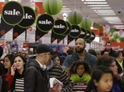 Se estima que unos 140 millones de personas se volcarán a los centros comerciales durante el largo feriado de cuatro días. AP /